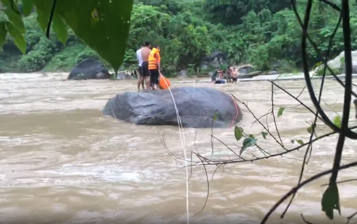 Bộ đội Biên phòng tỉnh Lai Châu cứu người mắc kẹt trong lũ
